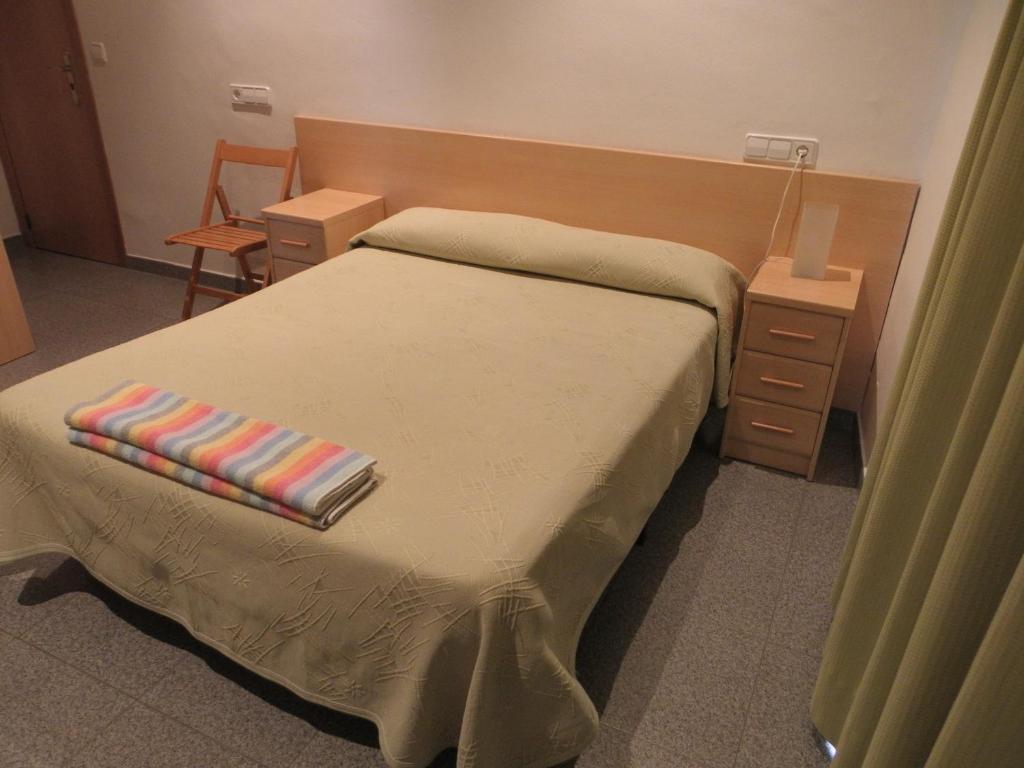 Habitación con cama grande